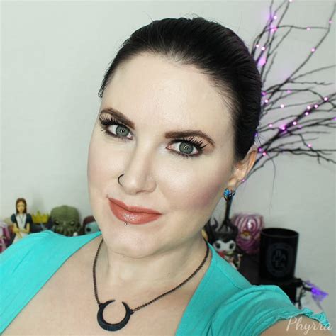 Urban Decay Naked Smoky Kindness Look On Hooded Eyes