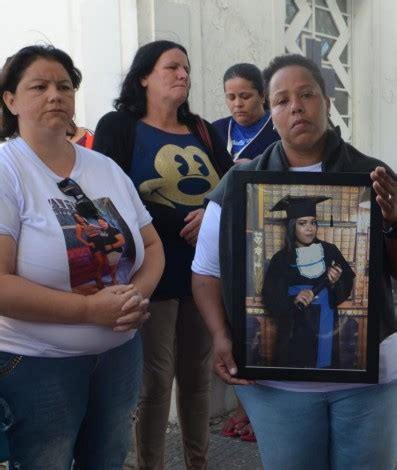 Familiares Se Despedem De Professora Morta E Enterrada Dentro De Casa