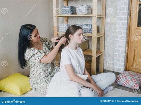 Feliz Familia Amorosa Una Madre Peina A Sus Hijas El Pelo Mientras Se