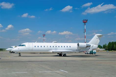 Avião Branco Estacionado No Aeroporto Aeronave De Passageiros De