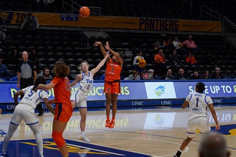 Hot Shooting Illini Women Blow Out Pittsburgh 92 71 Illinois Newsroom