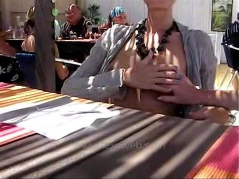 Woman walks naked around beach XVIDEOSダウンローダー XVIDEOSの動画をブラウザ上から1クリックでダウンロード