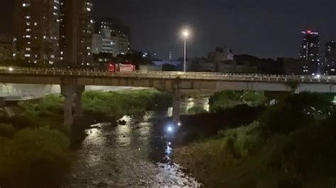 快訊／北市景美橋驚傳女子落水 警消緊急搜救 東森最即時最快速新聞