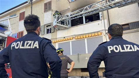 Taranto Tragedia Sfiorata Incendio Distrugge Appartamento