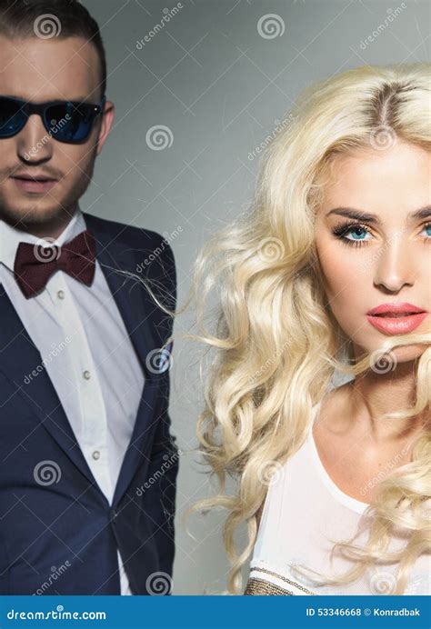 Verleidelijke Blonde Dame Met De Knappe Echtgenoot Stock Foto Image Of Datum Blauw
