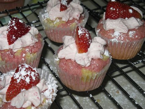 Trickstreatsyummy Eats Streusel Topped Strawberry Rhubarb Cupcakes