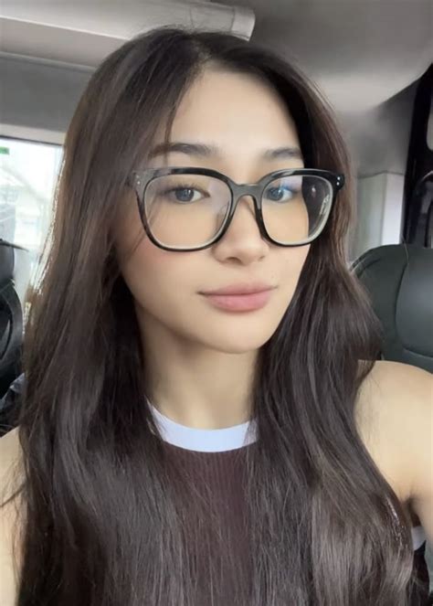 ᡣ𐭩 Pretty brunette Tiktok style Pretty people