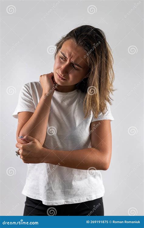 Brunette Girl Siente Dolor De Codo Usando Ropa De Verano Aislada En