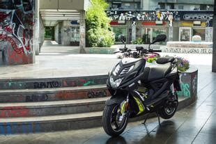 Prova Yamaha Aerox R Naked recensione con pregi e difetti scheda tecnica e velocità inSella