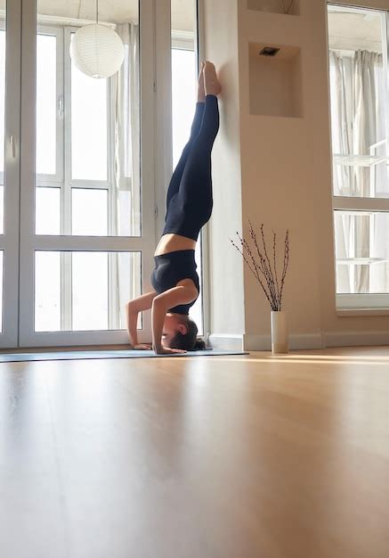 Mujer Haciendo Pose De Yoga Con Las Piernas Arriba Foto Premium