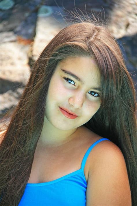 Jeune Fille Mignonne De Brunette Par L Hublot Photo Stock Image Du Expression Dr Le