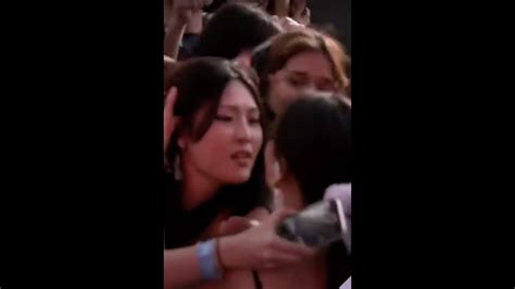 팬을 키스해주는 비비 Bibi Throws Condoms To Crowd And Kisses Fan Youtube