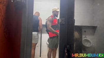 TENER UN BAÑO EN LA ESTACIÓN DE AUTOBUSES MUCHA CALIENTE Y ADRENALINA XVIDEOS