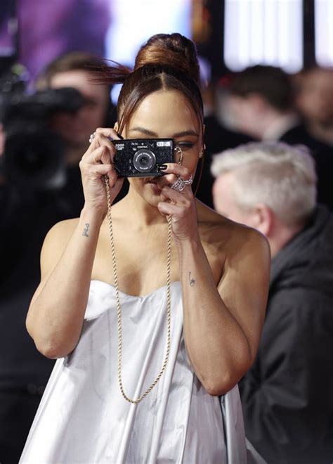 Tessa Thompson Una Simp Tica De Paparazzi En El Estreno De Su Nueva