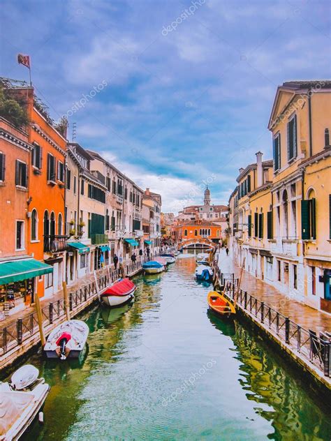 Barcos En Un Canal En Venecia Casas Antiguas A Lo Largo Del Paseo