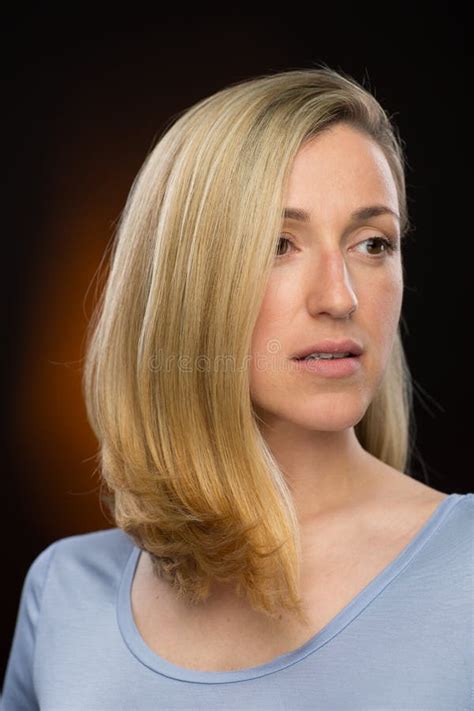 Jeune Femme Assez Blonde Examinant La Distance Photo Stock Image Du S Rieux Blonde