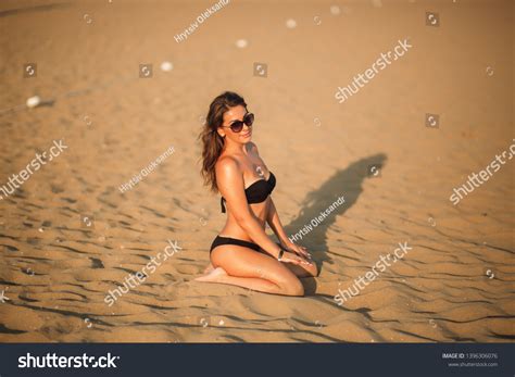 Sexy Lady Bikini Sunbathing On Sandy库存照片1396306076 Shutterstock