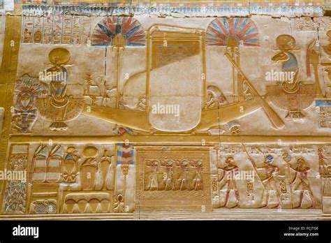 Egyptian Relief Boat Banque d'image et photos - Alamy