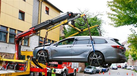 Auto überschlägt sich auf Hirsauer Straße in Pforzheim 25 Jährige nach