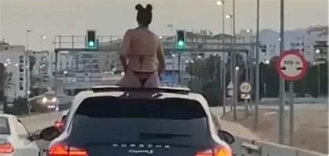 Multan Al Conductor Y A La Chica En Bikini Sentada En El Techo De Un Coche En Marcha Que Se Ha