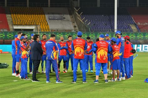 Karachi Kings' players and staff huddle up | ESPNcricinfo.com