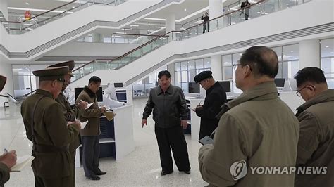 북한 김정은 당 중앙간부학교 건설현장 현지지도 연합뉴스