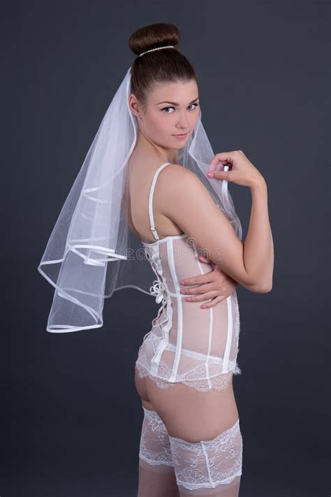 Jeune Belle Femme Sexy Dans La Lingerie Nuptiale Blanche Posant Plus De Image Stock Image Du
