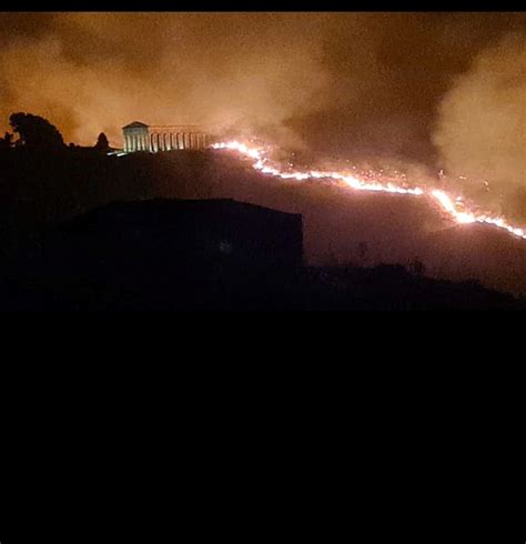 A Segesta Le Fiamme Devastano Il Parco Archeologico Il Tempio Dorico