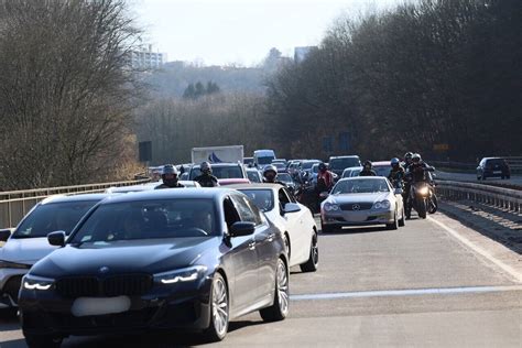 L74: Sperrung nach Motorradunfall zwischen Wuppertal und Solingen