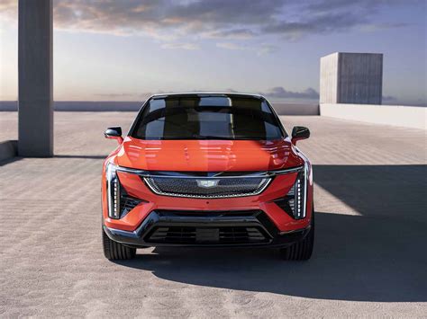 Cadillac OPTIQ 2025 diseño exterior color naranja con negro de frente