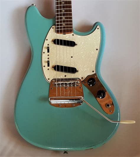 Fender Mustang 1966 Vintage Daphne Blue “The Real Deal” – Guitar Pickers