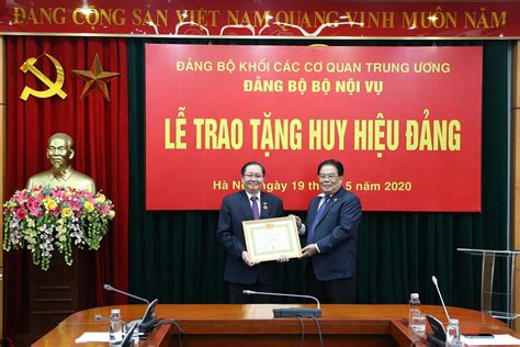 Lễ trao tặng Huy hiệu 40 năm tuổi Đảng cho Bộ trưởng Lê Vĩnh Tân