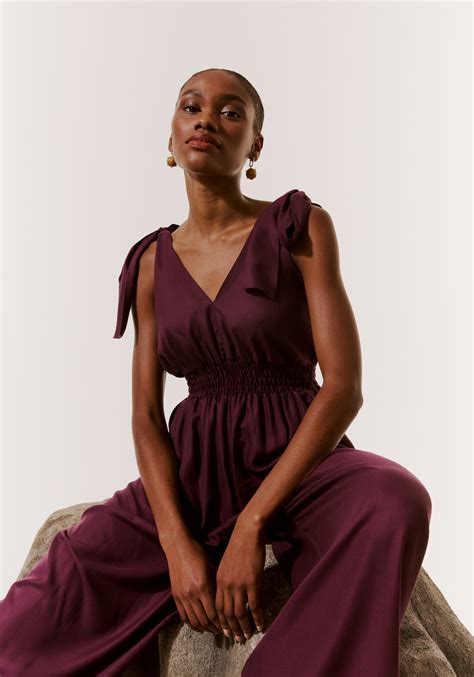 Macac O Decote Profundo Cacay Carioca Brasileira E Latina