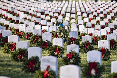 Volunteers honor fallen heroes on Wreaths Across America Day in Arlington - WTOP News