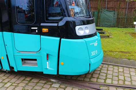 Front von VGF Straßenbahn Frankfurt Alstom Citadis SX05 T Wagen 302 am