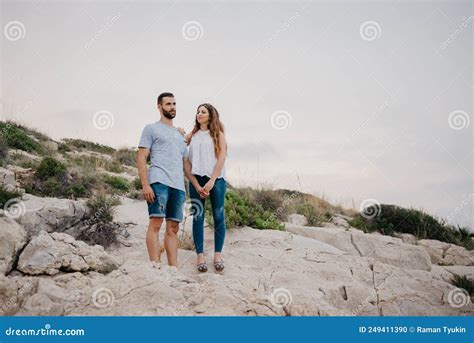 Un Hispanique Tient La Main De Sa Petite Amie Latina En Espagne Photo Stock Image Du Amour