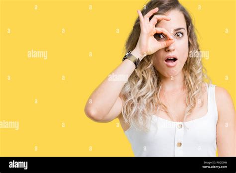 Junge H Bsche Blonde Frau Ber Isolierte Hintergrund Tun Ok Geste Mit Gesicht Berrascht