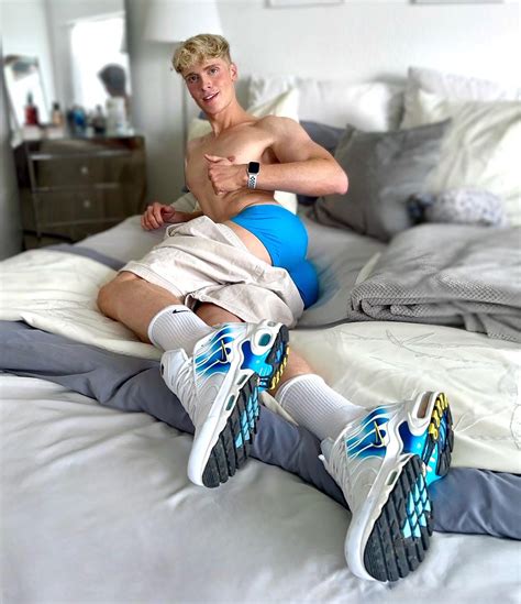 Hot Dudes Good Mood On Twitter RT Hotsbro1 Rt If You Wanna Eat It