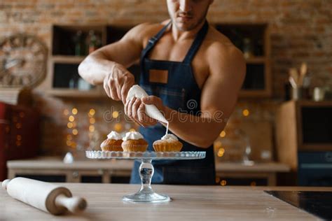 Homem Nude Na Sobremesa De Cozinha De Avental Na Cozinha Foto De Stock Imagem De Preparar