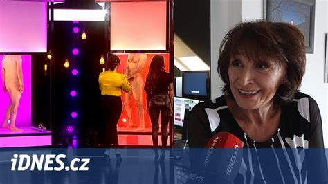 Červenají se čeští dabéři při práci na Naked Attraction iDNES tv