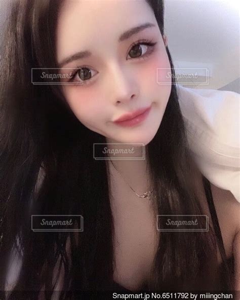 カメラに向かってポーズをとる女性の写真・画像素材 6511792 Snapmart（スナップマート）