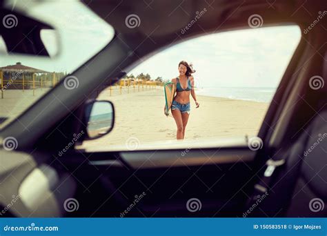 L Chelndes Frauensurferm Dchen Im Bikini Mit Surfbrett Auf Dem Strand