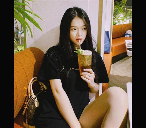 Hot girl 18 tuổi hết diện bikini màu choé lại thả rông bán nude táo bạo trước biển Người đẹp