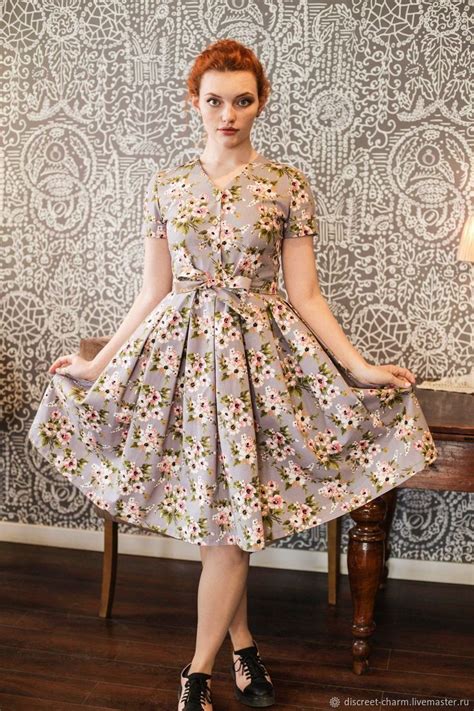 Серое хлопковое платье с цветами, пышная юбка, пояс, короткий рукав в ...