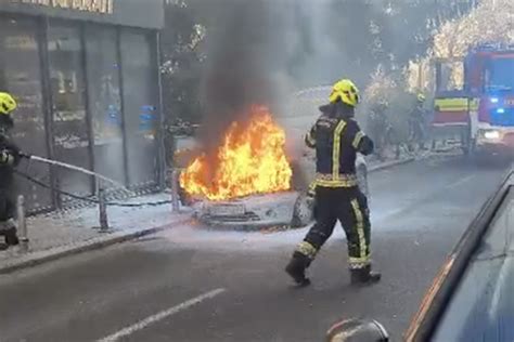 Video Automobil Gorio Kraj Bolnice U Zagrebu Gusti Dim Se Irio