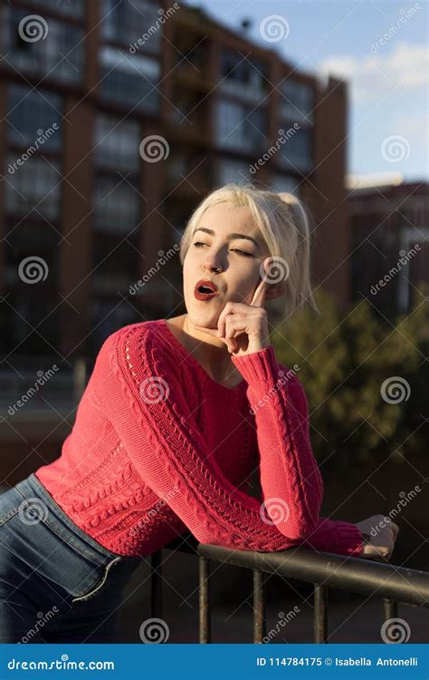 Portrait D Une Jeune Femme Blonde Faisant Des Gestes Dans La Rue Image Stock Image Du Maigre