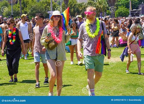 Desfile De Lésbicas E Gays Bandeiras Do Arco íris Na Parada Do Orgulho Gay Foto de Stock