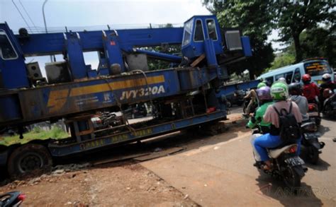 Kemacetan Lenteng Agung Depok Akibat Truk Pengangkut Alat Berat