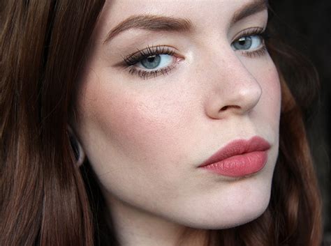 Nhìn lại những thỏi son màu nude đẹp hút hồn trong năm ELLE