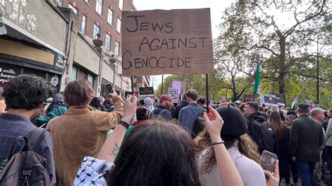 Israel-Palestine: Hundreds of thousands march for Gaza in London